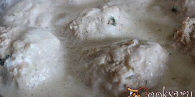 тефтели-ежики из семги в сметанном соусе