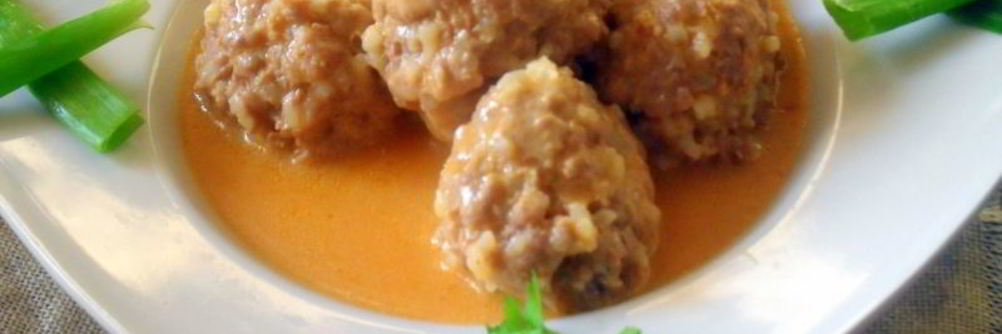 Тефтели ежики в сметанно-томатном соусе