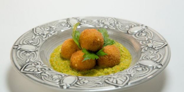 тефтели из сельдерея с овощным соусом