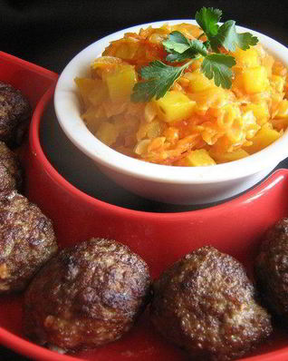 Тефтели с бананами, кешью и карри с манговым соусом