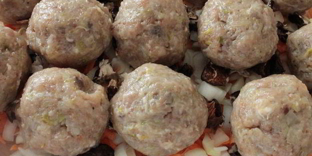 тефтели с гречкой и грибами, запеченные в ряженке