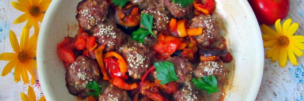 Тефтели с овсяными хлопьями и тушеными овощами