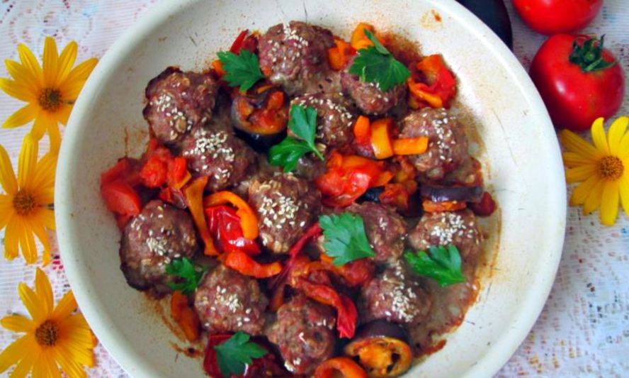 Рецепт тефтелей с овсяными хлопьями и тушеными овощами