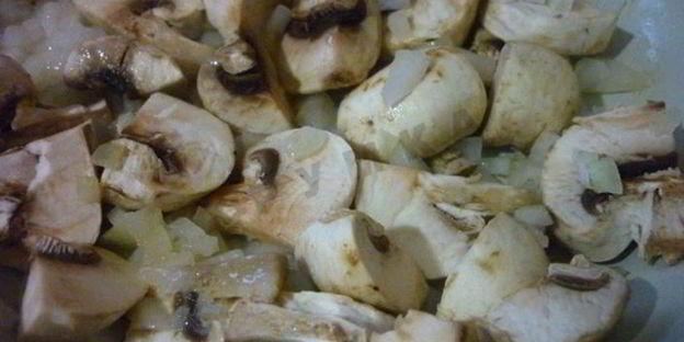 тефтели с тыквенным пюре под грибным соусом