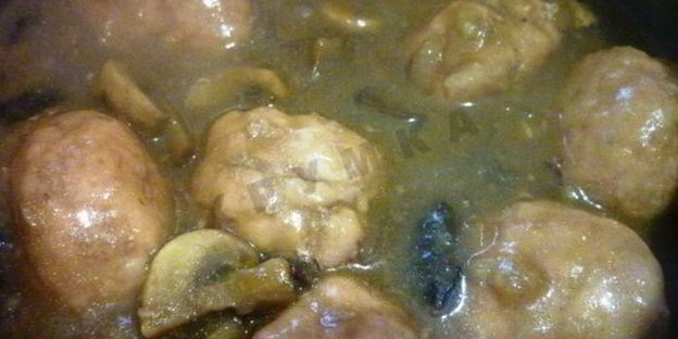 тефтели с тыквенным пюре под грибным соусом