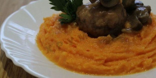 тефтели с тыквенным пюре под грибным соусом