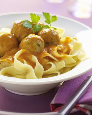 Тефтели со сметанным и томатным соусом