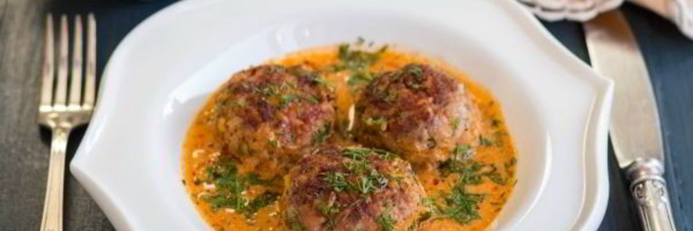 Тефтели в сметанно-томатном соусе