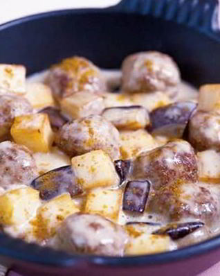 Жареные баклажаны и картофель с острыми тефтельками