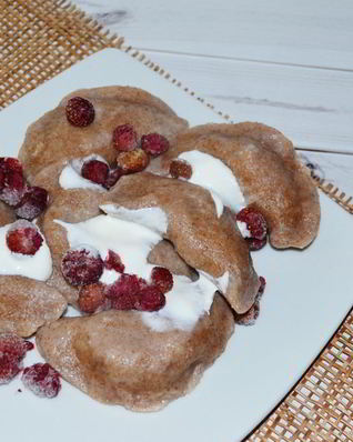 Диетические вареники с ягодами