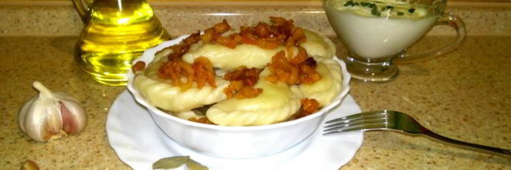 Домашние вареники со сметанно-чесночным соусом и шкварками