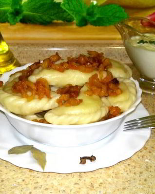 Домашние вареники со сметанно-чесночным соусом и шкварками