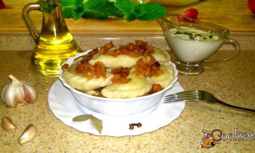 Рецепт домашних вареников со сметанно-чесночным соусом и шкварками