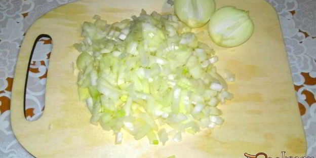 домашние вареники со сметанно-чесночным соусом и шкварками