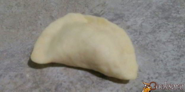 домашние вареники со сметанно-чесночным соусом и шкварками