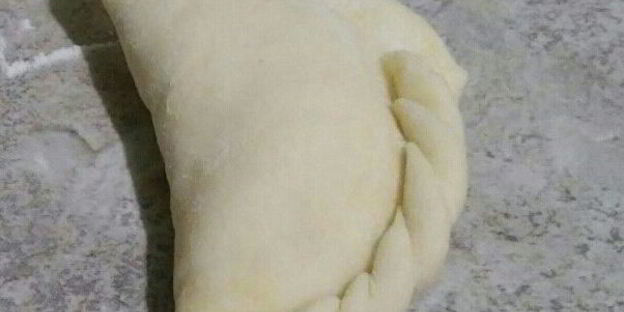 домашние вареники со сметанно-чесночным соусом и шкварками