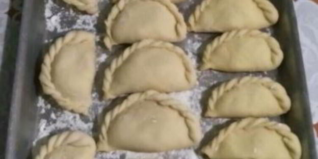 домашние вареники со сметанно-чесночным соусом и шкварками