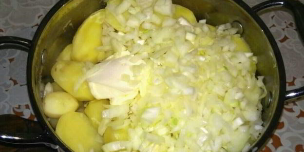 домашние вареники со сметанно-чесночным соусом и шкварками