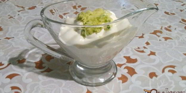 домашние вареники со сметанно-чесночным соусом и шкварками