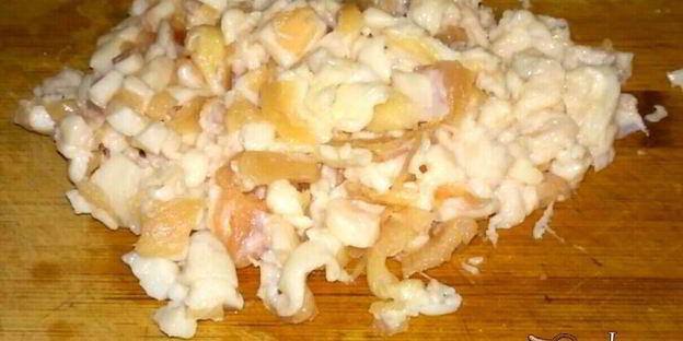 домашние вареники со сметанно-чесночным соусом и шкварками