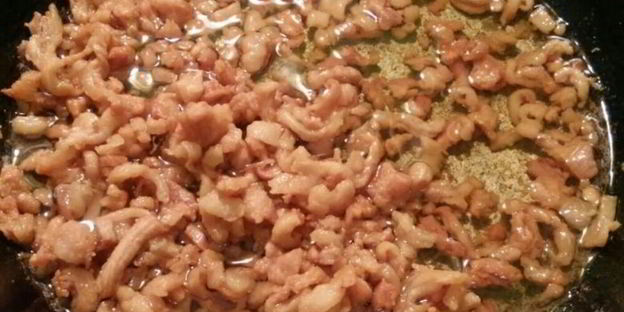 домашние вареники со сметанно-чесночным соусом и шкварками