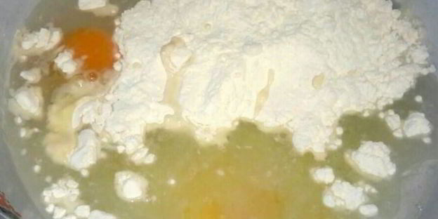 домашние вареники со сметанно-чесночным соусом и шкварками