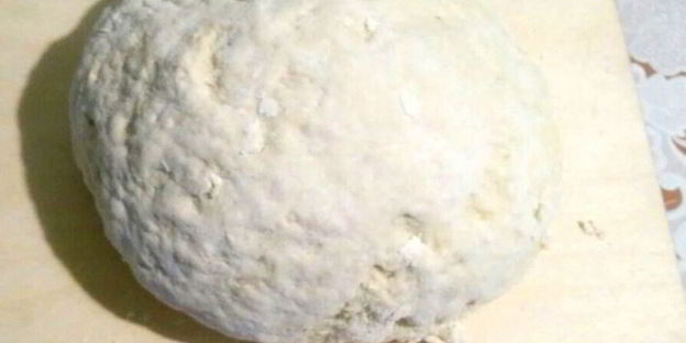 домашние вареники со сметанно-чесночным соусом и шкварками