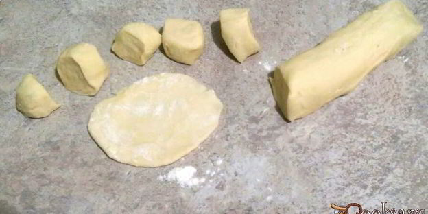 домашние вареники со сметанно-чесночным соусом и шкварками