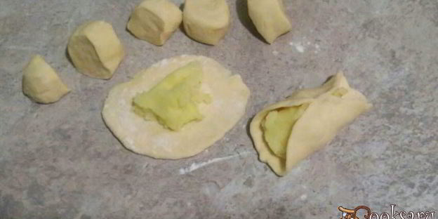 домашние вареники со сметанно-чесночным соусом и шкварками