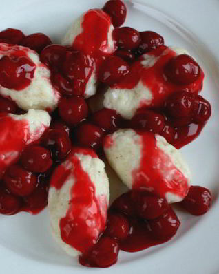 Ленивые вареники с вишневым соусом