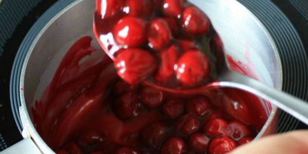 ленивые вареники с вишневым соусом