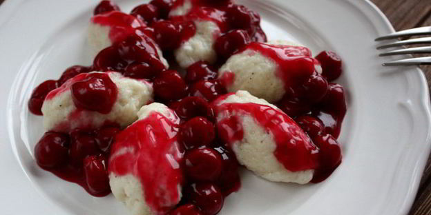 ленивые вареники с вишневым соусом