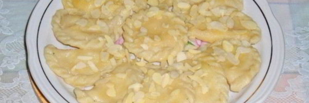 Постные вареники с начинкой из мака и миндаля с курагой