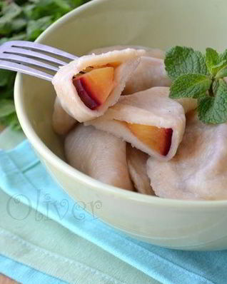 Вареники из цельнозерновой муки с половинками слив