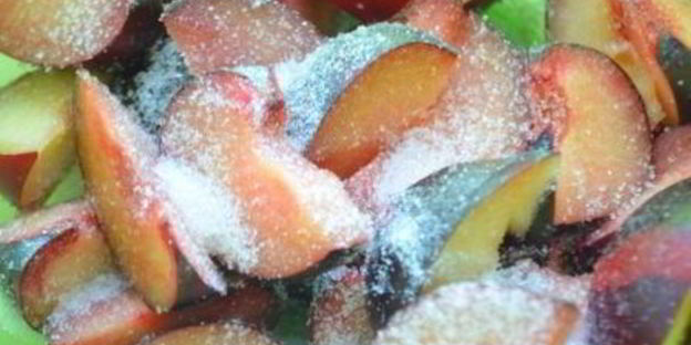 вареники из цельнозерновой муки с половинками слив