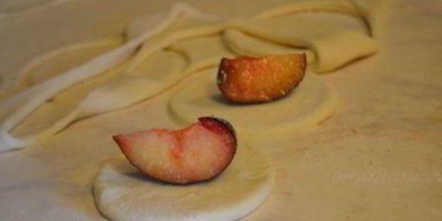 вареники из цельнозерновой муки с половинками слив