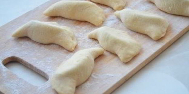 вареники из цельнозерновой муки с половинками слив