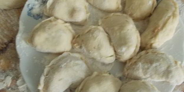 вареники с фасолью, ветчиной и укропом