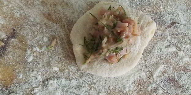 вареники с фасолью, ветчиной и укропом