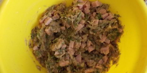 вареники с фасолью, ветчиной и укропом