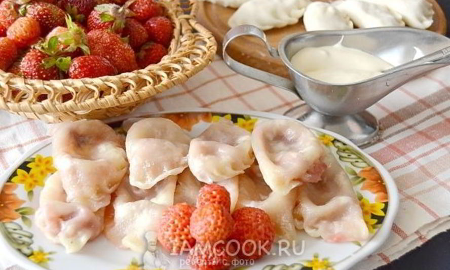 Рецепт вареников с клубникой на пару