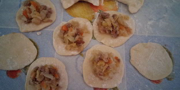 вареники с квашеной капустой и мясом