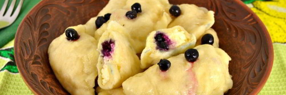 Вареники с творогом и черникой