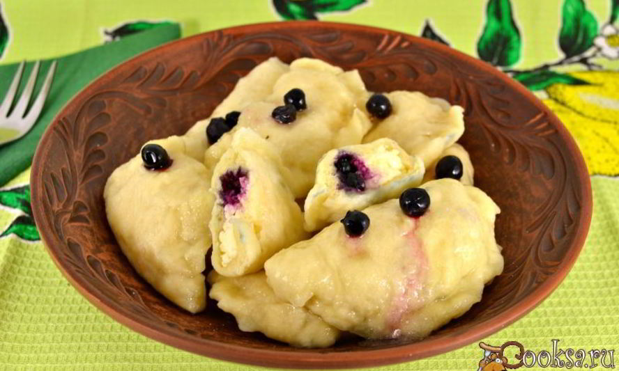 Рецепт вареников с творогом и черникой