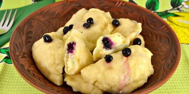 вареники с творогом и черникой