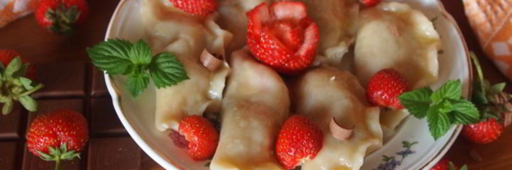 Заварные вареники с клубникой и шоколадом