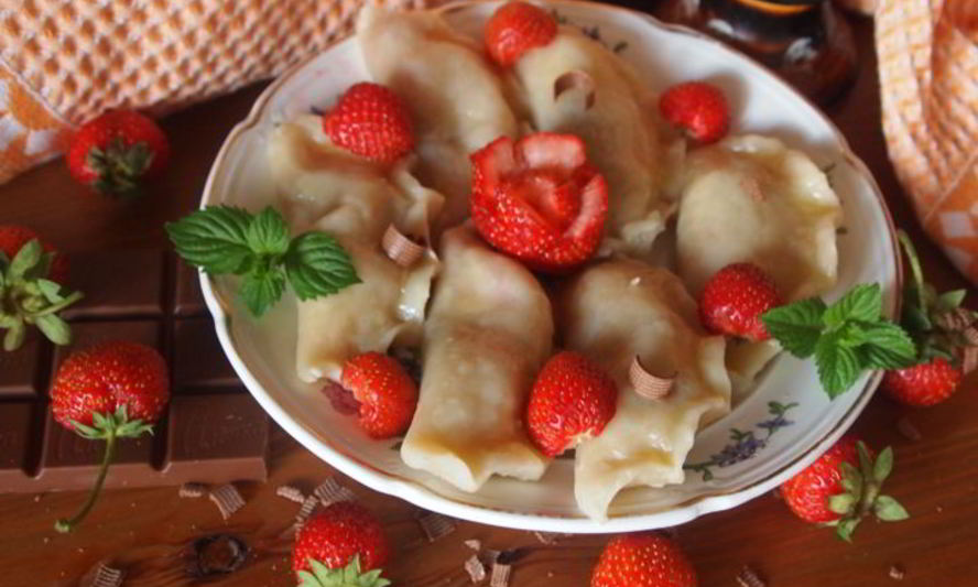 Рецепт заварных вареников с клубникой и шоколадом