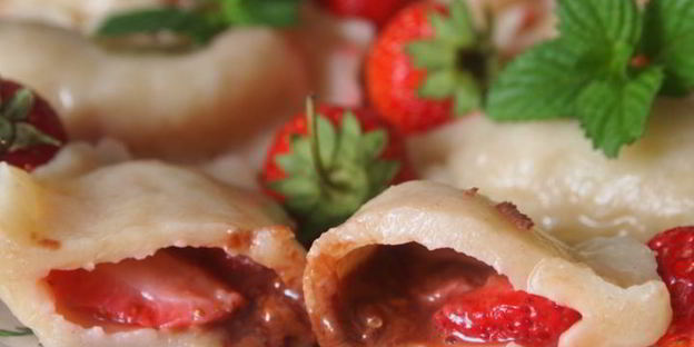 заварные вареники с клубникой и шоколадом