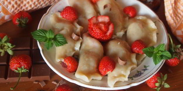 заварные вареники с клубникой и шоколадом