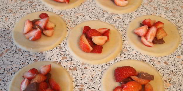 заварные вареники с клубникой и шоколадом